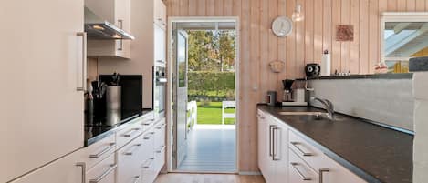 Réfrigérateur, plaque de cuisson, lave-vaisselle, cafetière/bouilloire