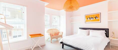 4 slaapkamers, een strijkplank/strijkijzer, reisbedje, gratis wifi