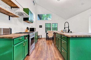 Een microgolfoven, een oven, een kookplaat, een vaatwasser