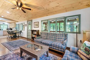 Una televisión, una chimenea, videojuegos, un reproductor de DVD