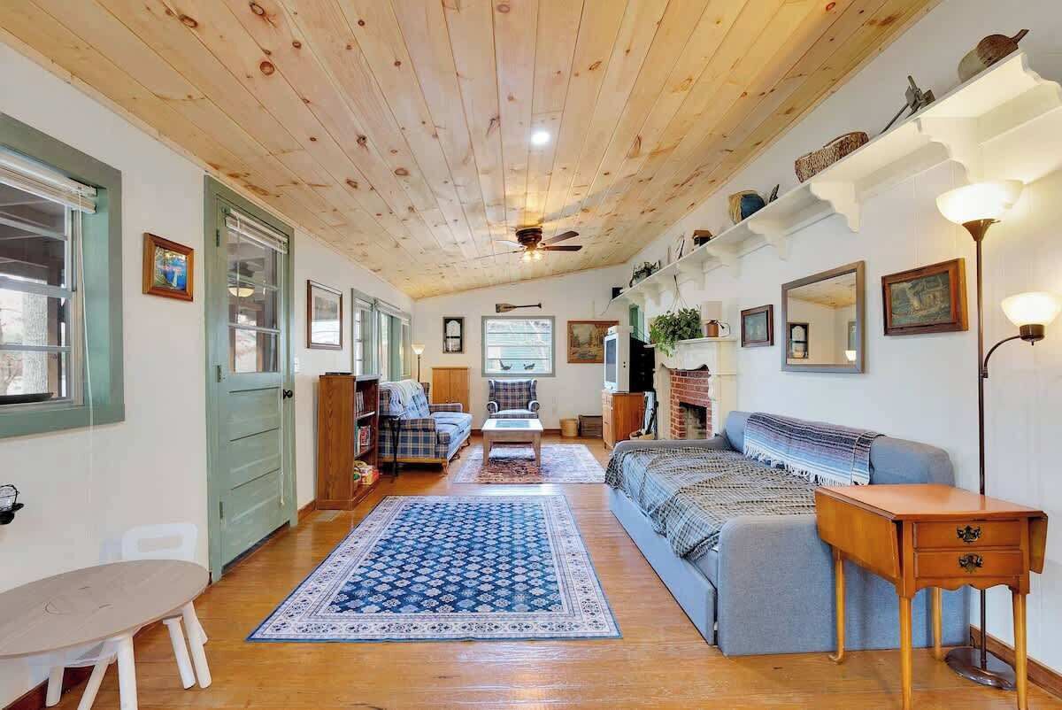 电视、壁炉、电子游戏、DVD 播放器