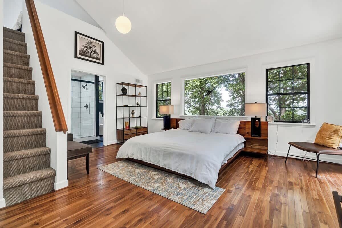 8 bedrooms, WiFi, bed sheets