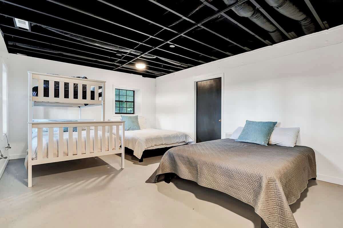 8 bedrooms, WiFi, bed sheets