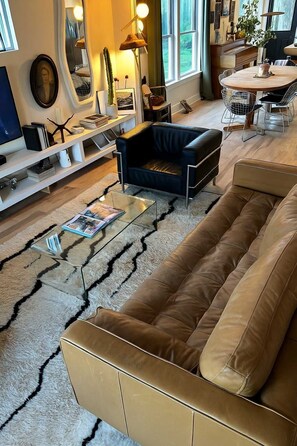 Televisio, stereot, työhuone