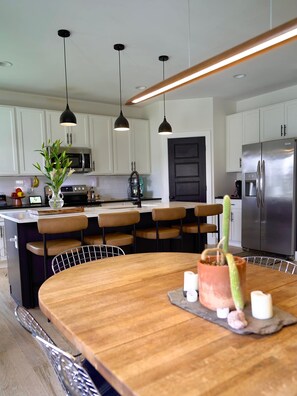 Jääkaappi, mikroaaltouuni, uuni, liesi