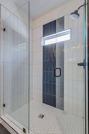 Douche, sèche-cheveux, serviettes fournies