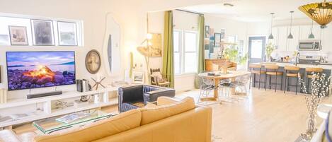 Fernseher, Stereoanlage, Arbeitsbereiche