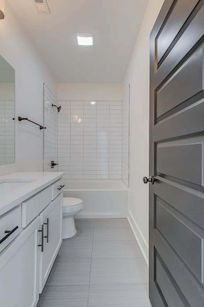 Een douche, een haardroger, handdoeken