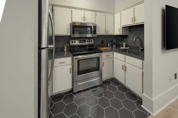 Een koelkast, een microgolfoven, een oven, een kookplaat