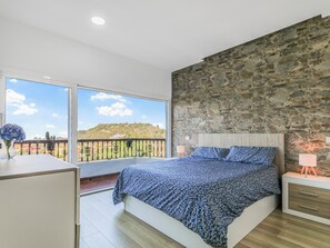 Een strijkplank/strijkijzer, wifi, beddengoed