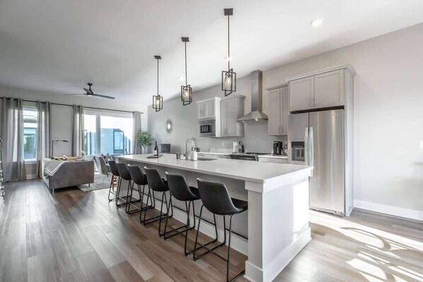 Fridge, microwave, oven, stovetop - Stylish Southside Home in the Heart of Chattanooga (Chattanooga)