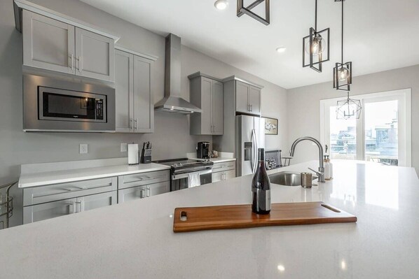 Refrigerador, microondas, horno y parrilla de estufa 