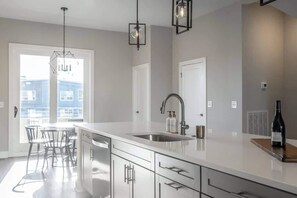Fridge, microwave, oven, stovetop - Stylish Southside Home in the Heart of Chattanooga (Chattanooga)