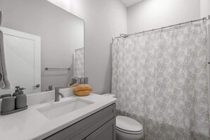 Shower, hair dryer - Stylish Southside Home in the Heart of Chattanooga (Chattanooga)