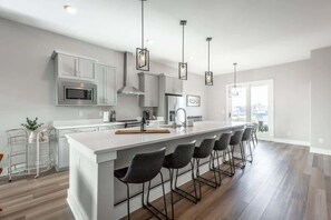 Fridge, microwave, oven, stovetop - Stylish Southside Home in the Heart of Chattanooga (Chattanooga)