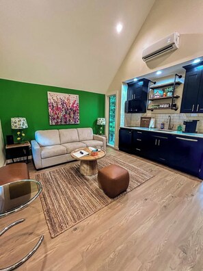 Televisión, chimenea y oficina