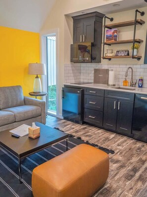 Televisión, chimenea y oficina