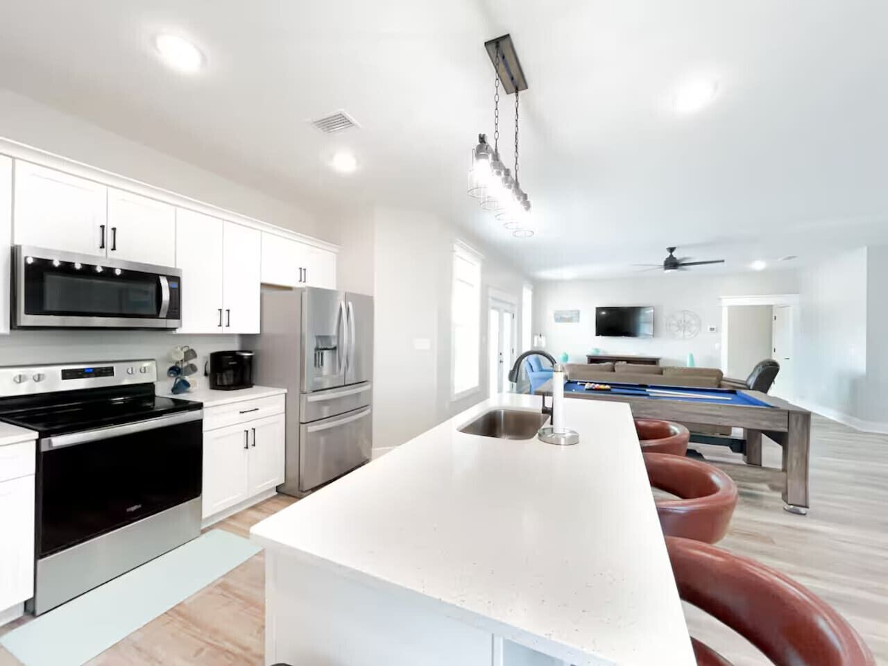 冷蔵庫、電子レンジ、オーブン、コンロ