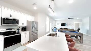 Frigorifero, microonde, forno, piano cottura