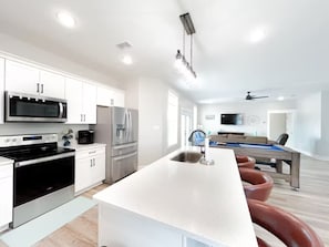 Jääkaappi, mikroaaltouuni, uuni, liesi