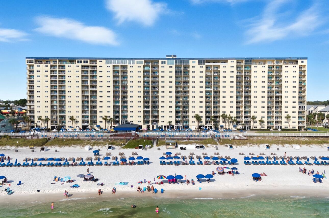 على الشاطئ، كراسي للتشمس، مناشف للشاطئ