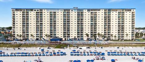 En la playa, camastros y toallas de playa