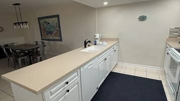 Four à micro-ondes, un four, surface de cuisson, lave-vaisselle