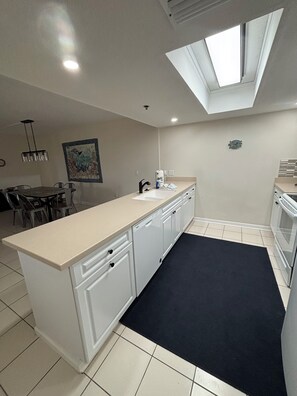 Microondas, horno, parrilla de estufa y lavavajillas 