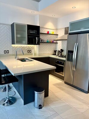 Mikrowelle, Ofen, Geschirrspüler, Wasserkocher mit Kaffee-/Teezubehör