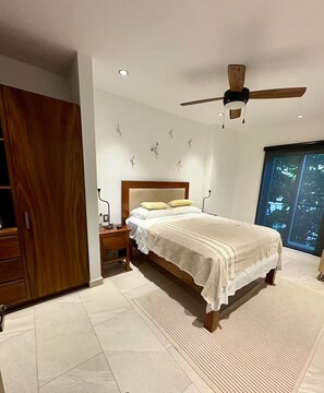 1 habitación, caja de seguridad en la habitación y escritorio 