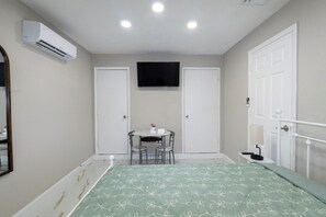 1 habitación, tabla de planchar con plancha, wifi gratis y ropa de cama 