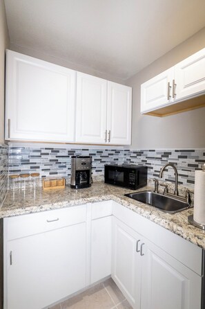 Refrigerador, microondas, cafetera y tetera y tostadora 