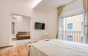 3 habitaciones, tabla de planchar con plancha y cuna de viaje 