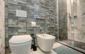 Shower, hair dryer - 3 bedroom amazing apartment in Genova (Genova)
