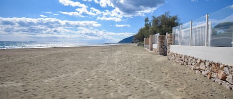 Una spiaggia nelle vicinanze