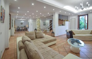 Een smart-tv en een open haard