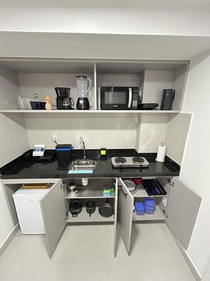 Apartamento | Cocina privada | Frigorífico pequeño, microondas, placa de cocina y cafetera o tetera