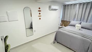 Appartement | Een laptopwerkplek, verduisterende gordijnen