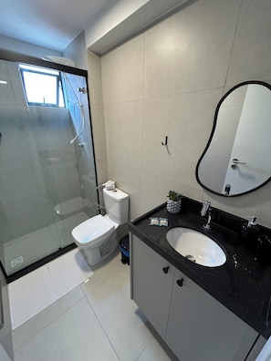 Departamento | Baño | Regadera, secadora de cabello, toallas, papel de baño