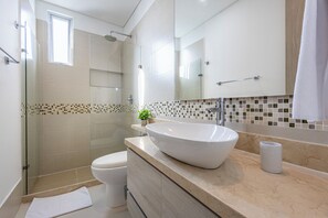 Bathroom - Laurhomes Laguito 3-Bedroom, 8 Guests, 33rd Floor (Cartagena de Indias)