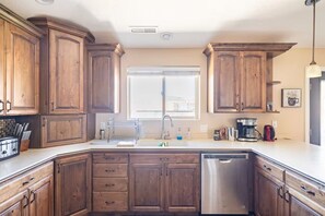 Fridge, microwave, oven, stovetop - Zion's Edge! Entire Home with Views, 20 Min from Zion N.P., Sleeps 10 (La Verkin)