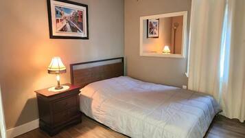 3 quartos, escrivaninha, ferros/tábuas de passar roupa