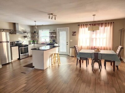 Charming 3-bedroom house close to the lake