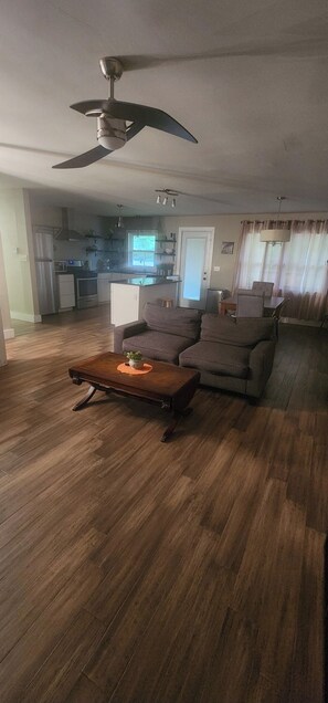 Smart TV - Charming 3-bedroom house close to the lake (Cortland)