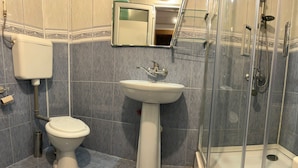A bathroom with a toilet, sink, and shower. - Casa din Tei Brasov by BuySellRent (Brașov)