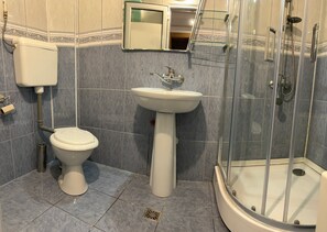 Doccia, asciugacapelli, asciugamani, sapone