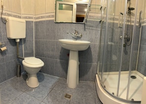 Doccia, asciugacapelli, asciugamani, sapone