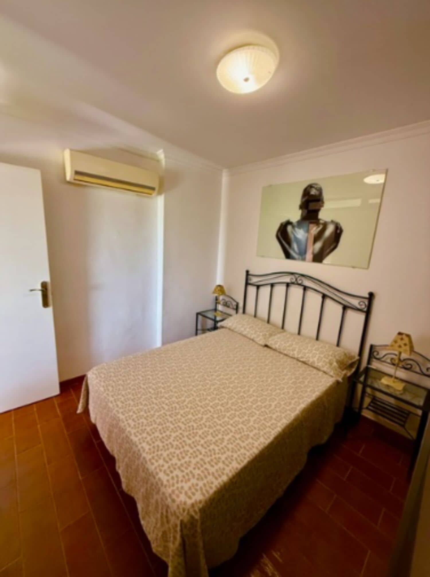 2 habitaciones, tabla de planchar con plancha y ropa de cama 