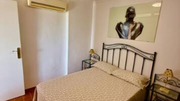 2 dormitoris, planxa i posts de planxar i roba de llit