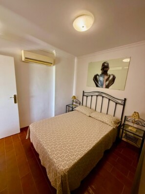 2 dormitorios, tabla de planchar con plancha, ropa de cama